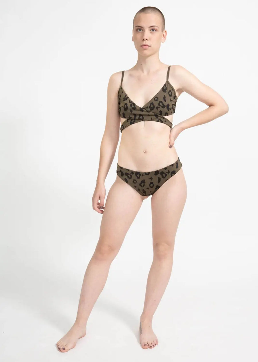 nachhaltige bikini bottom arpoador green leopard moss, sustainable swimwear, reversible swimwear