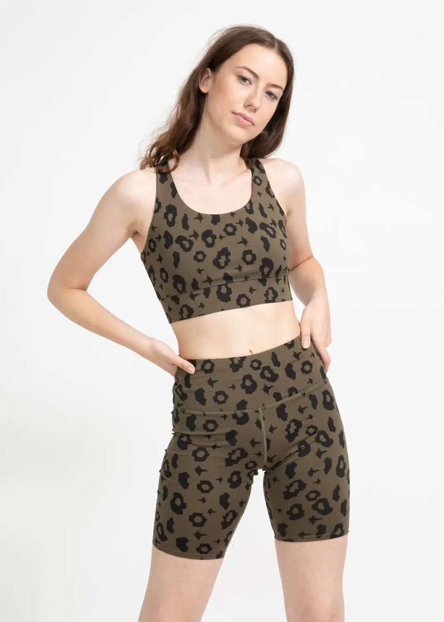 boochen eco-friendly bike shorts in green leopard, sustainable fashion, sustainable leggings, shorts, nachhaltige shorts im grün Leopard